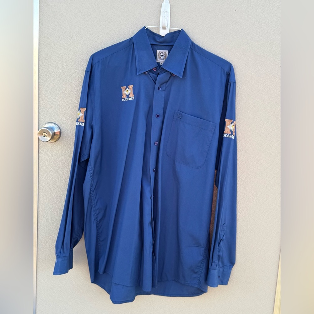 Men’s cinch button up size M